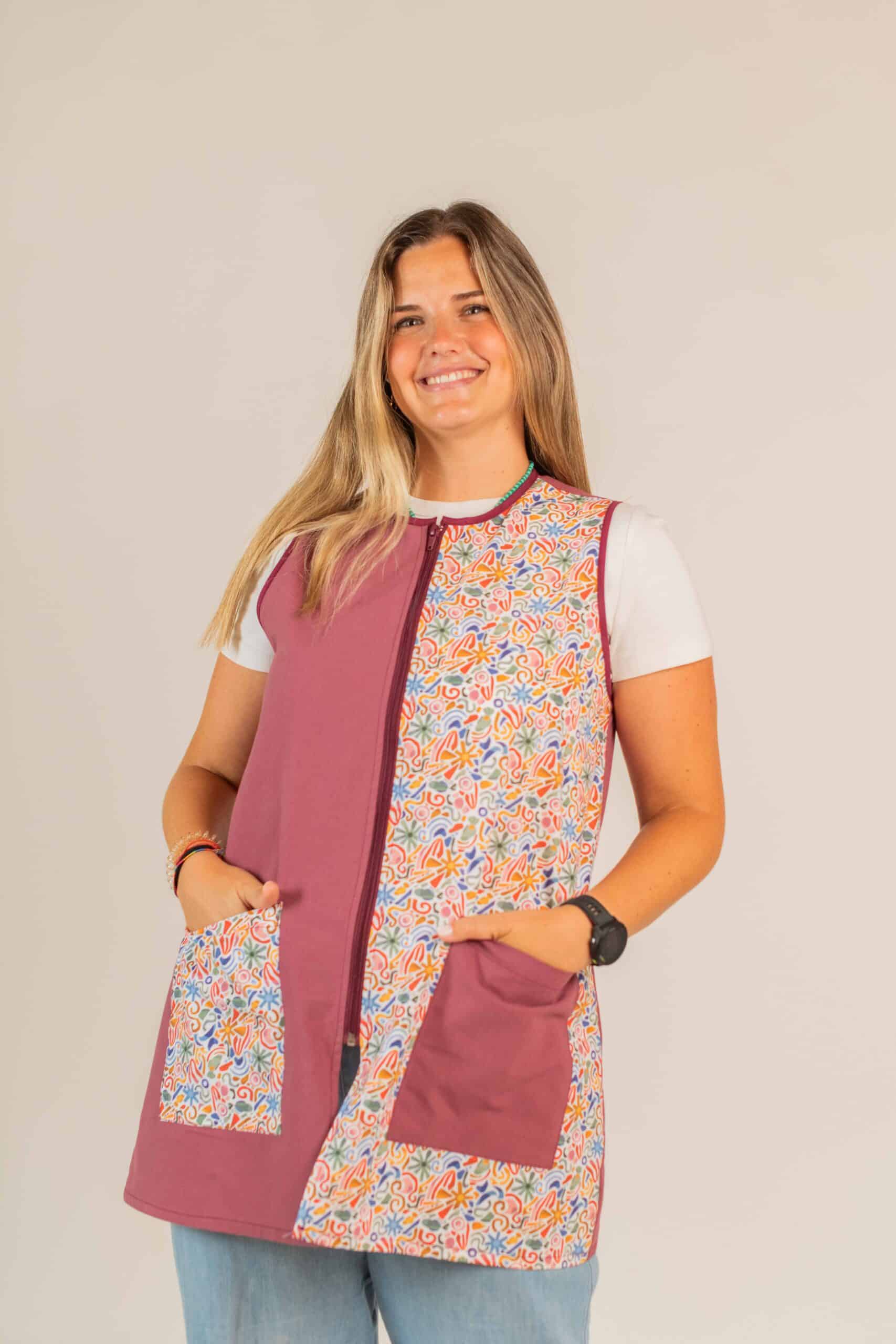 Bata para maestra modelo Maui en color rosa con estampado de formas geométricas coloridas