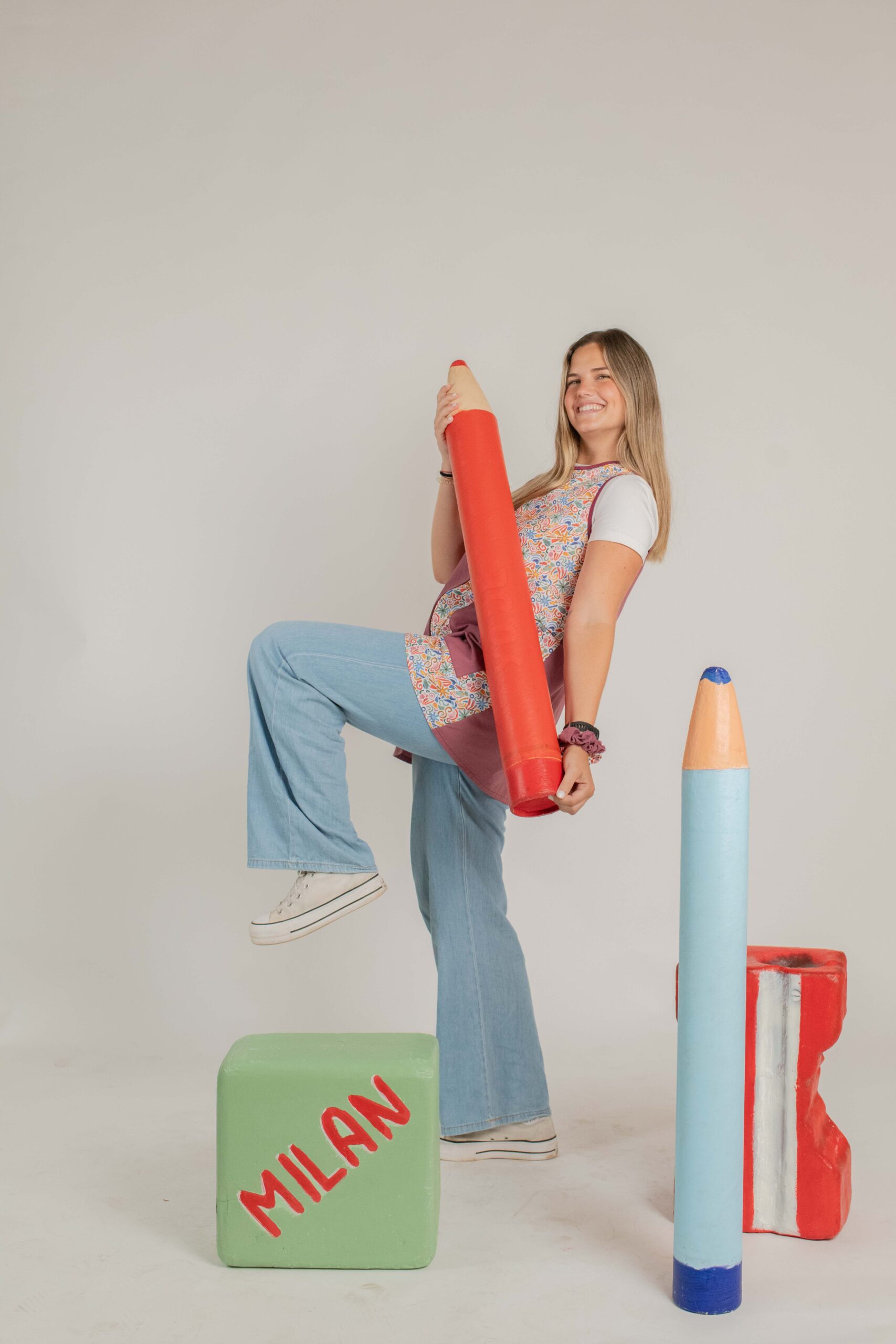 Bata para maestra modelo Maui en color rosa con estampado de formas geométricas coloridas